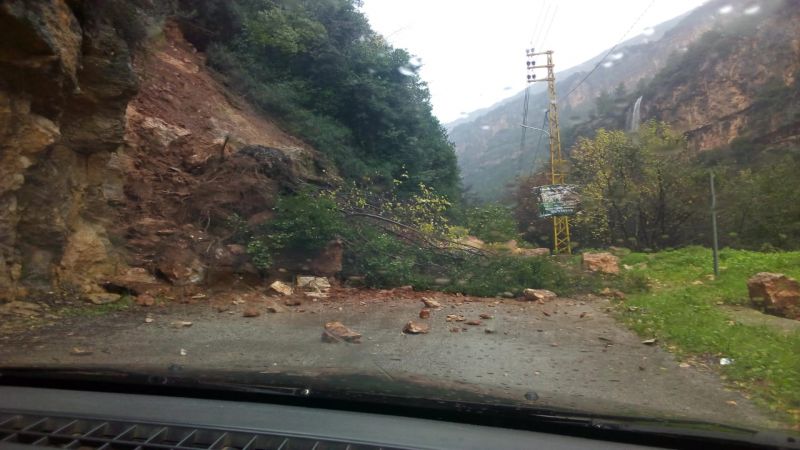 انهيار أتربة وصخور جراء السيول في وادي نهر إبراهيم في #يحشوش