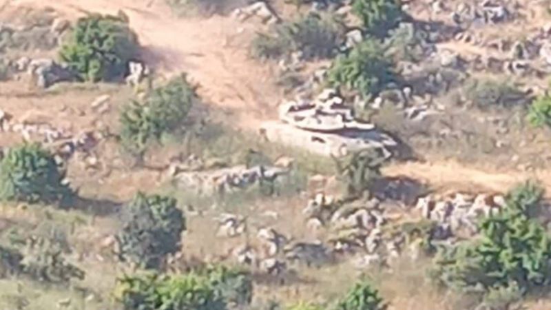 لبنان: قوة مشاة صهيونية ترافقها دبابة ميركافا تتحرك بين السياج التقني والخط الأزرق