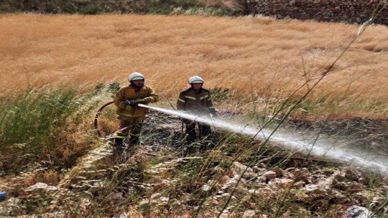 فوج إطفاء بنت جبيل يخمد حريقًا في بلدة عيترون