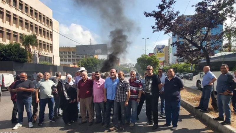 عدد من العسكريين المتقاعدين قطعوا الطريق أمام مصرف لبنان بطرابلس للمطالبة بحقوقهم