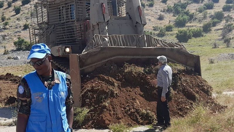 الجرافة المعادية تعتدي على الراعي اللبناني في مرتفعات كفرشوبا 