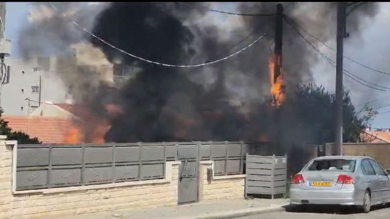 إعلام العدو: بالفيديو.. اندلاع للنيران في مستوطنة "سديروت" بغلاف غزة بعد سقوط صاروخ
