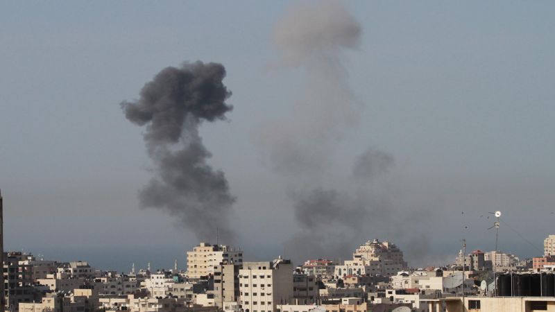 غارة "إسرائيلية" تستهدف منزلاً في محيط مستشفى ناصر في خان يونس جنوبي قطاع غزة