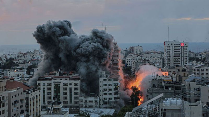 استشهاد فلسطيني وإصابة آخرين بقصف "إسرائيلي" استهدف شقة سكنية في دير البلح وسط قطاع غزّة