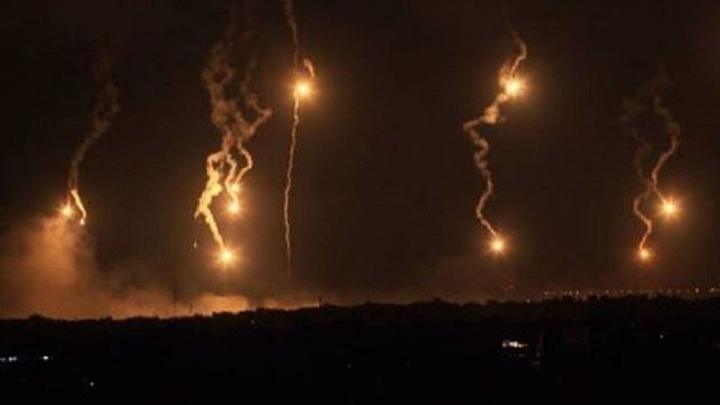 فلسطين المحتلة: طائرات الاحتلال الصهيوني تواصل إطلاق القنابل الضوئية فوق مجمع الشفاء الطبي في مدينة غزة