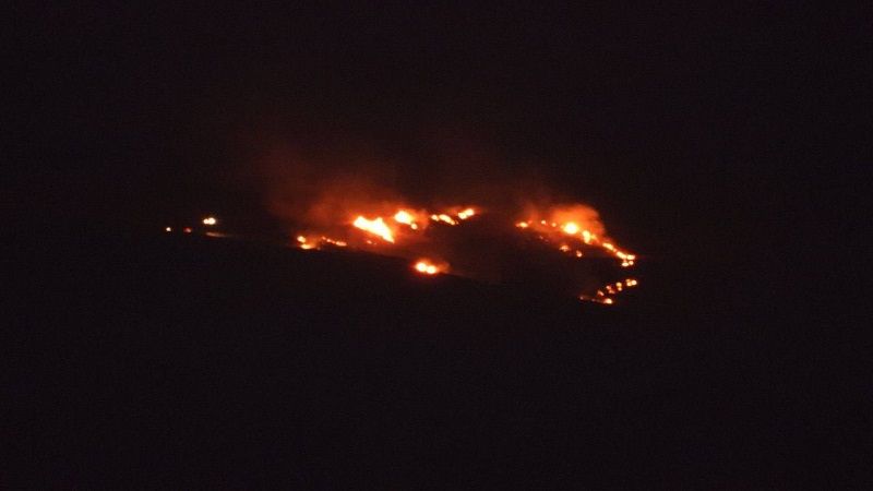 بالصورة: اندلاع النيران في سفوح الجولان المقابلة للأراضي اللبنانية بعد سقوط الصواريخ على مرابض مدفعية العدو في المنطقة