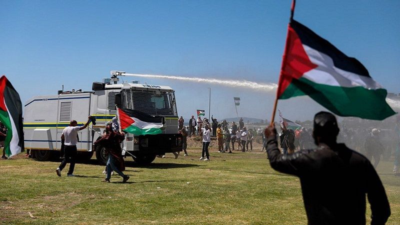 الشرطة في جنوب أفريقيا تقمع متظاهرين في العاصمة كيب تاون خلال تظاهرة منددة بمجازر الاحتلال في قطاع غزة