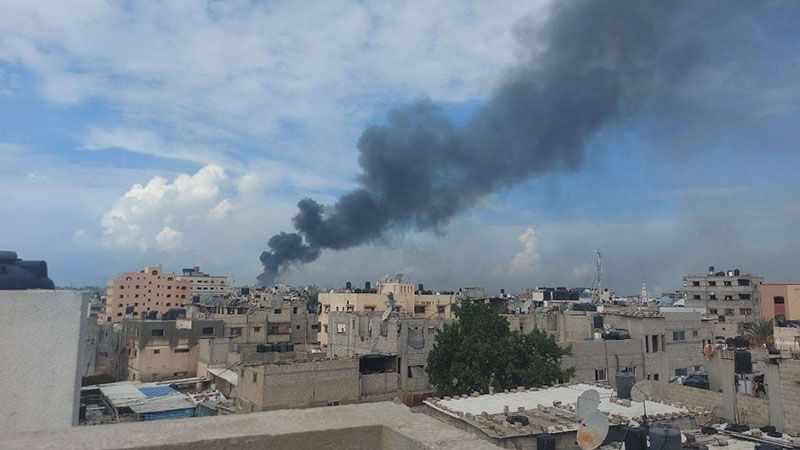 اندلاع النيران على مفترق الأزهر في غزة جراء استهداف المنطقة من قبل الاحتلال