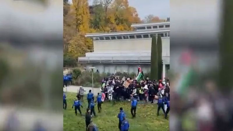بالفيديو | رافعين أعلام فلسطين.. مئات المتظاهرين بجامعة مدينة لوزان في سويسرا يحتجّون على زيارة ماكرون 