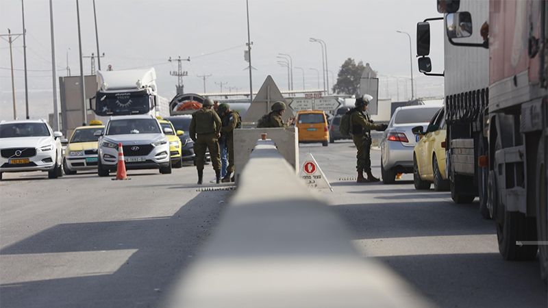 فلسطين: قوات العدو تغلق مدينة أريحا بالكامل ومداخل قرية العوجا وتشنُّ حملة مداهمات بعد عملية إطلاق النار في الأغوار