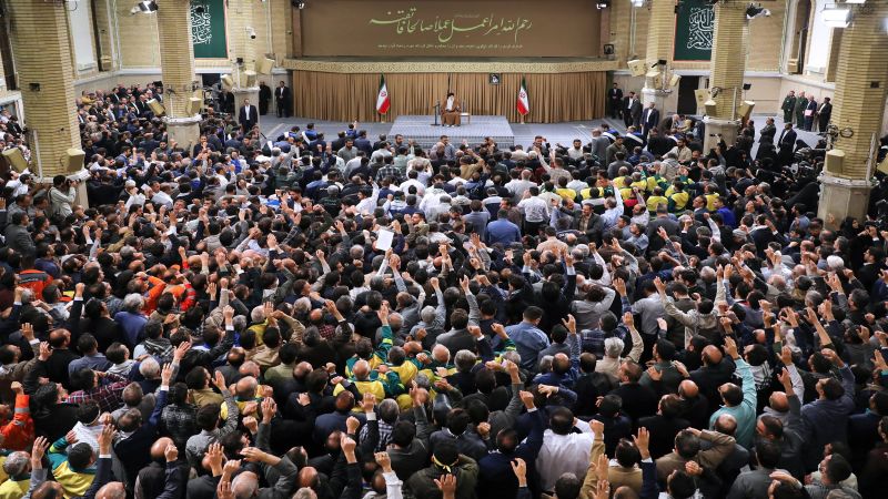 الإمام الخامنئي: الشعب الإيراني لن يخضع للحظر