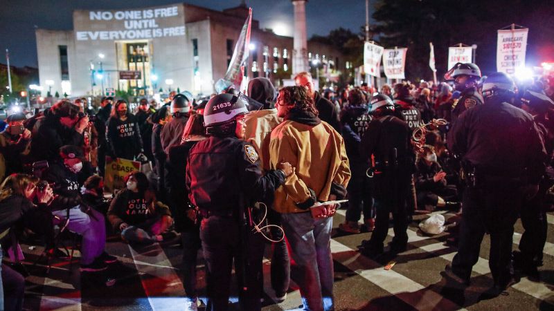 الولايات المتحدة| شرطة جامعة إنديانا: اعتقال 33 شخصًا في حرم الجامعة بعد رفض المحتجين إزالة هياكل التخييم