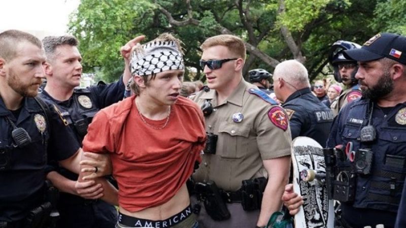 أميركا: الشرطة تقتحم جامعة كاليفورنيا وتعتقل عددًا من المعتصمين المطالبين بوقف الحرب على غزّة