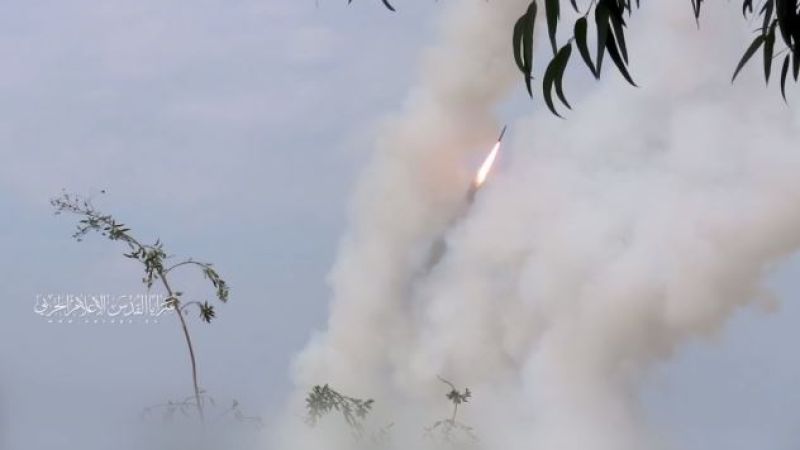 فيديو.. إطلاق رشقة&nbsp;صاروخية على بئر السبع