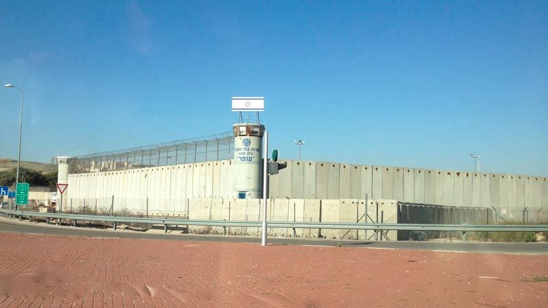 مصلحة السجون الصهيونية تعترف بعدد الأسرى المصابين في سجن عوفر