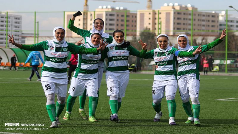 بالصور.. بطولة كرة القدم للسيدات في إيران