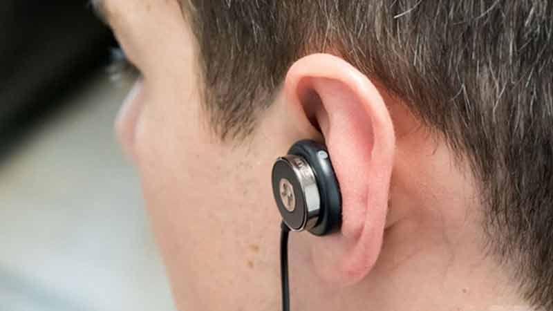 مليار شخص في خطر بسبب سماعات الأذن