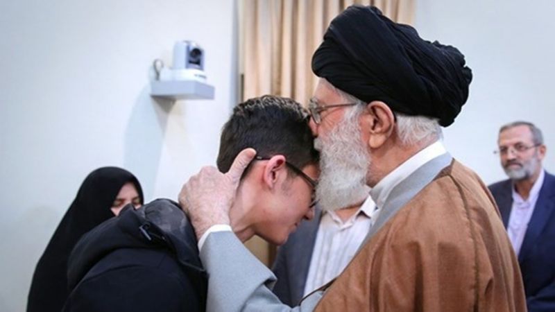 الإمام الخامنئي يكرّم رياضياً إيرانياً امتنع عن خوض مباراة أمام لاعب صهيوني 