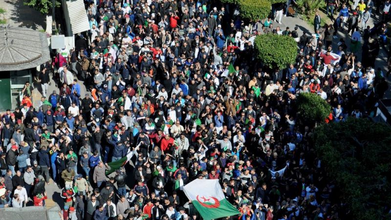 آلاف الجزائريين يخرجون للشوارع بمظاهرات جديدة للمطالبة باستقالة بوتفليقة