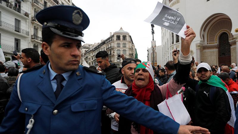 الجزائر: حشود "مليونية" تجتاح العاصمة والأمن يوقف  195 متظاهرًا