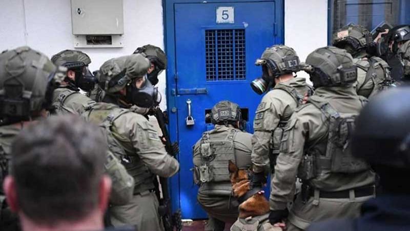 الأسرى الفلسطينيون في سجن النقب يطعنون سجّانيهم