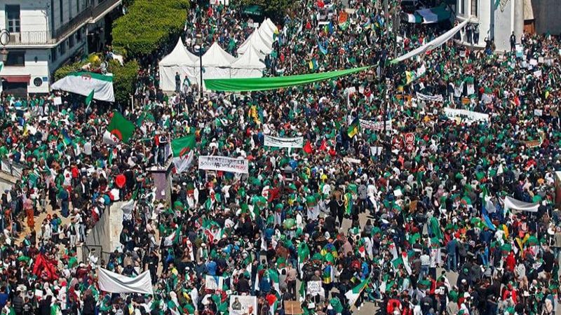مليون متظاهر جزائري يطالبون بتطبيق المادة "102" 