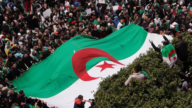  الجزائريون متمسكون برحيل "رموز النظام" بعد بوتفليقة