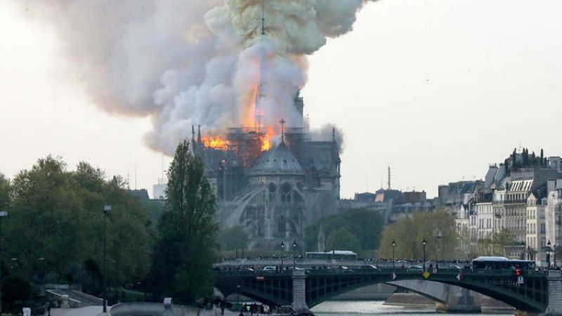 باريس.. حريق هائل بكاتدرائية نوتردام وانهيار البرج التاريخي