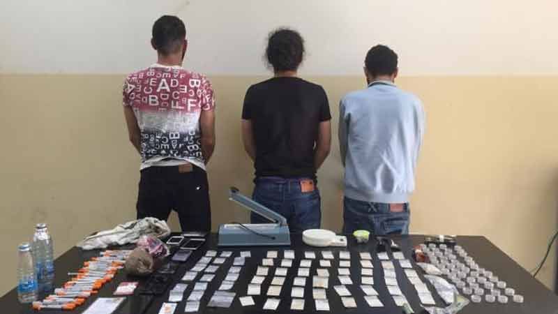 توقيف عصابة ترويج مخدرات وعملة مزيفة في بلدة بلاط