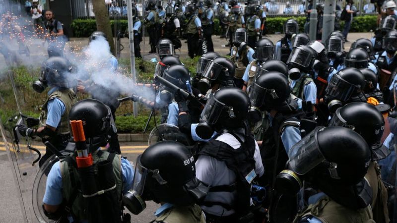 شرطة هونغ كونغ تواجه المتظاهرين بالرصاص الحيّ وخراطيم المياه 