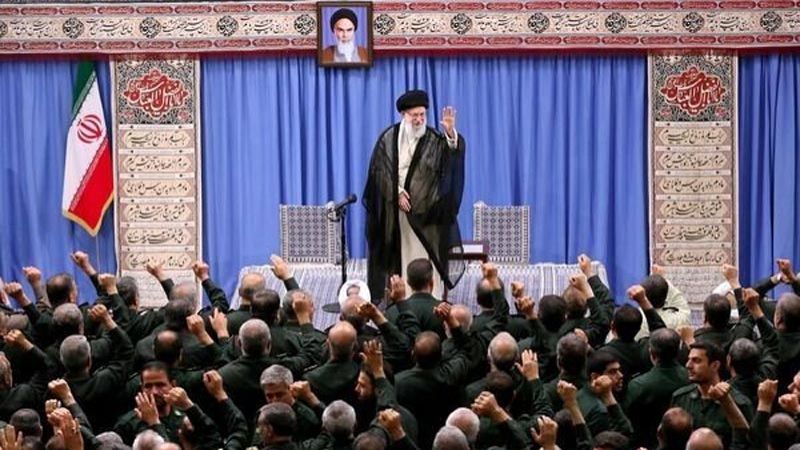 الإمام الخامنئي: إيران ستواصل خفض التزاماتها النووية والأمريكيون سيفشلون في ضغوطاتهم