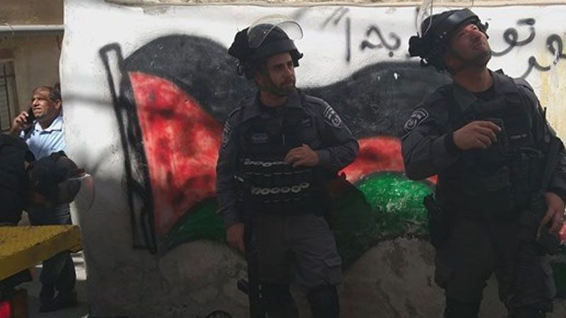 الاحتلال يُزيل الأعلام الفلسطينية وصور الشهيد عبيد من العيسوية