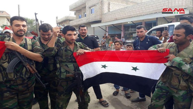 بالصور: رفع العلم السوري في مدينة عين العرب على الحدود السورية - التركية