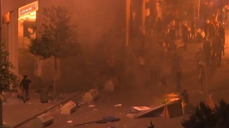 بالفيديو .. إصابات في مواجهات بين المتظاهرين وقوى الأمن وسط بيروت .. والجيش يؤازر باستخدام القوة