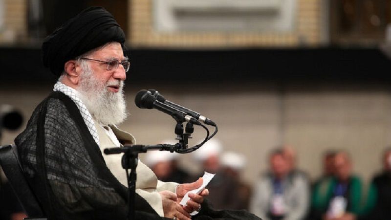 الإمام الخامنئي: السير بثبات في طريق الحق يؤدي إلى إصلاح البلاد