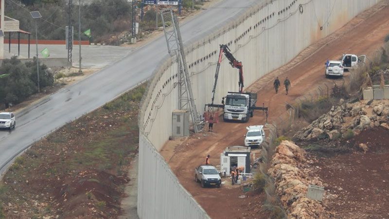 فريق من الأمم المتحدة يجول قرب الجدار الإسمنتي عند الحدود مع لبنان برفقة جنود الإحتلال