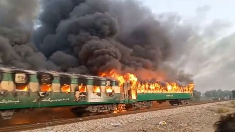 مقتل 70 شخصًا في حريق داخل قطار جنوب باكستان