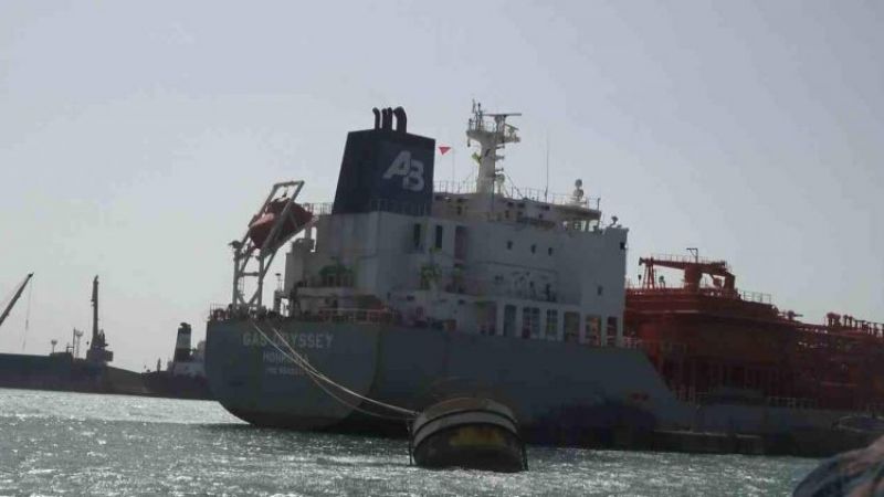 العدوان السعودي يواصل منع وصول سفن النفط الى ميناء الحديدة