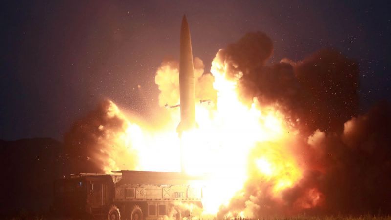 كوريا الشمالية تختبر قاذفات راجمات صواريخ بنجاح