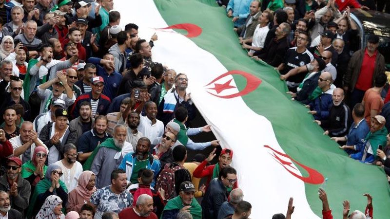 الجزائر: آلاف المتظاهرين يعارضون إجراء الانتخابات الرئاسية