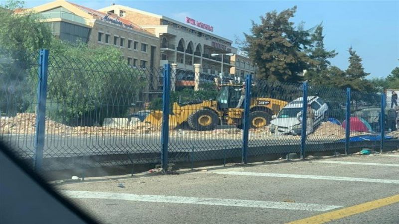 جرافات الجيش في جبيل تفتح الطرقات