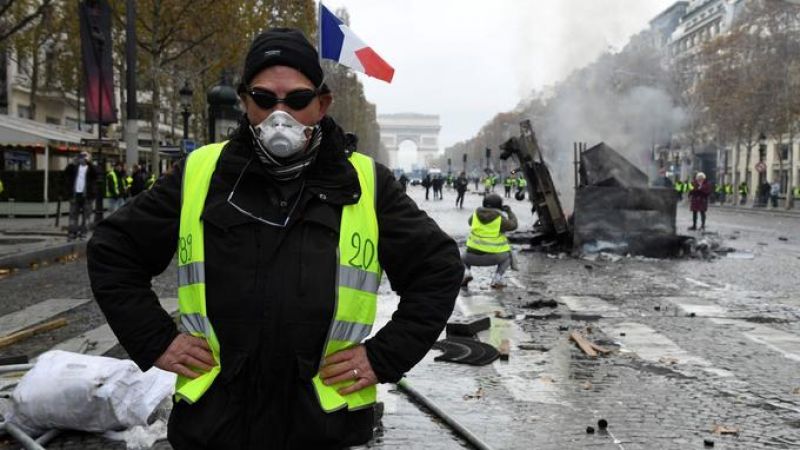 إطلاق الغاز المسيل للدموع لتفريق "السترات الصفر" في باريس