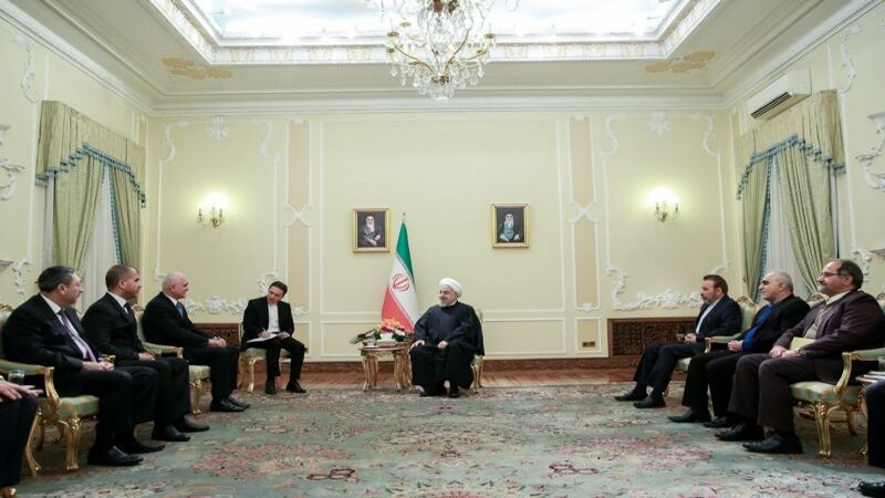 روحاني: طهران وباكو تتفقان على تنفيذ مشاريع تنقيب واستخراج النفط من بحر قزوين