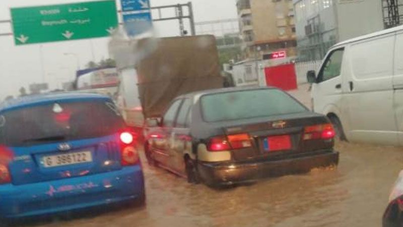 زحمة سير على أوتوستراد خلدة بسبب تجمع مياه الأمطار
