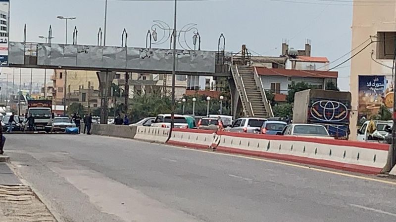 قطع الطريق الرابط بين طرابلس وعكار إحتجاجا على توقيف المدعو ربيع الزين