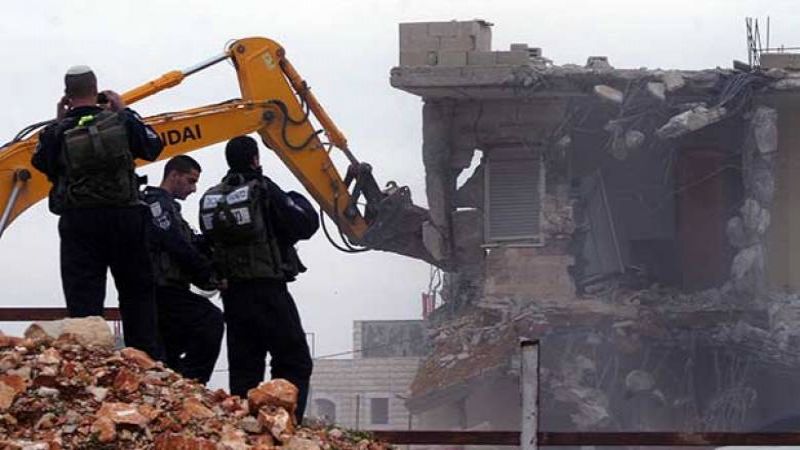 الاحتلال يهدم منزلًا في بيت لحم ومغارة في الخليل