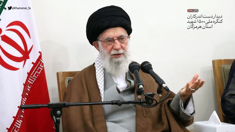 الإمام الخامنئي يحذّر من تحركات خبيثة لنسيان رموز الثورة الإسلامية