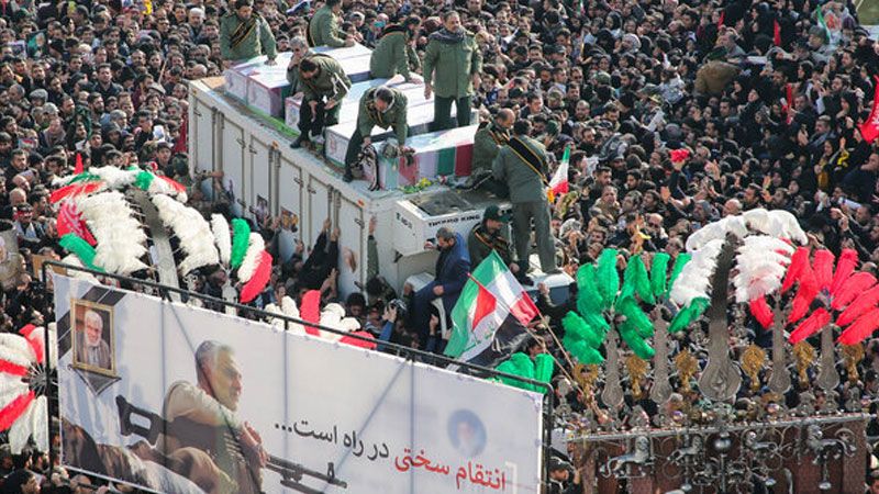 ملايين الإيرانيين في وداع لواء الاسلام ورفاقه الشهداء