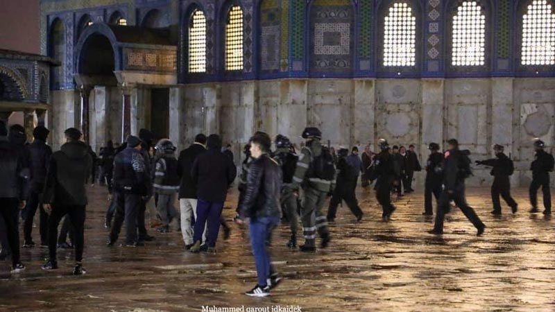 ‏إصابتان برصاص الاحتلال المطاطي جراء الاعتداء على المصلين في المسجد الأقصى