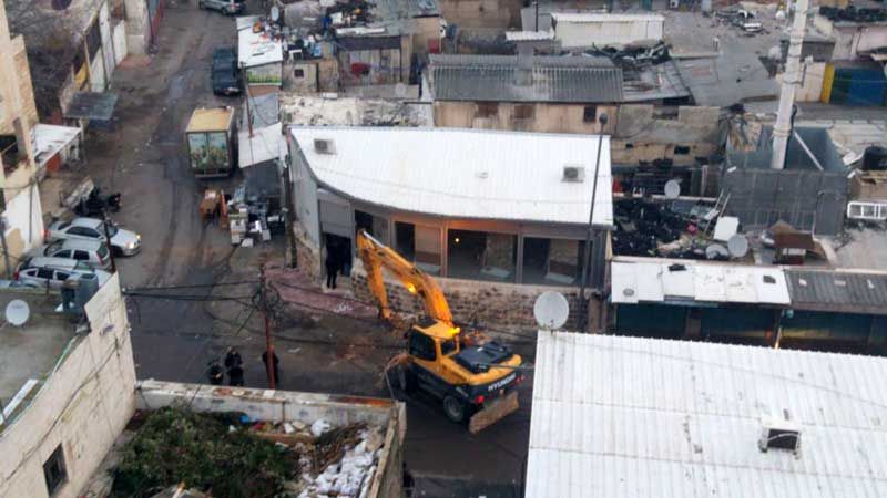 بلدية الاحتلال تهدم أحد المحال في حي وادي الجوز بالقدس